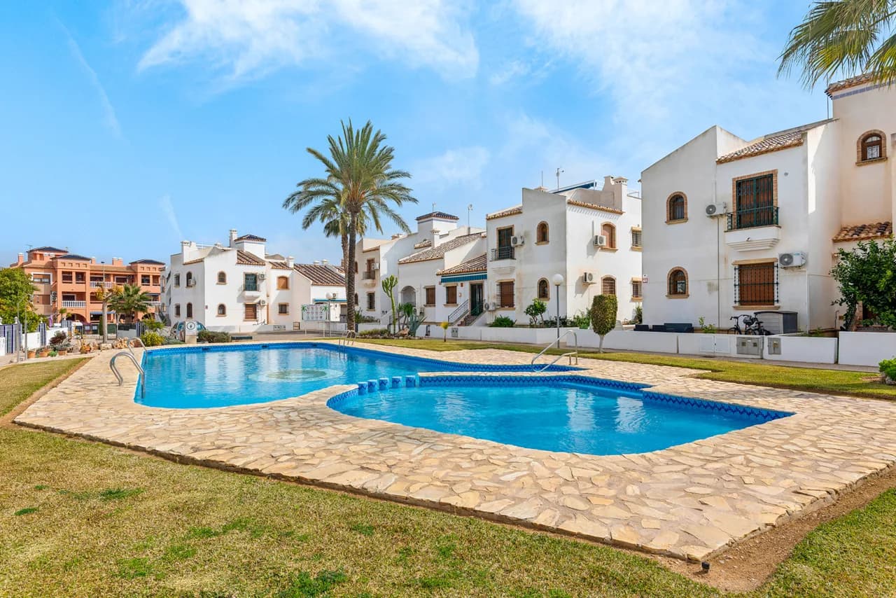 Villa de 2 dormitorios en venta en Villamartin, Alicante - Image 4