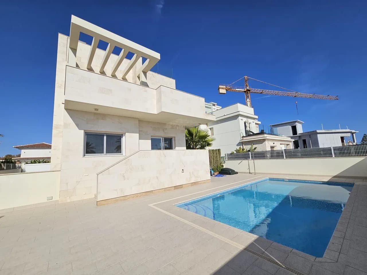 Villa de 5 dormitorios en venta en La Zenia, Alicante