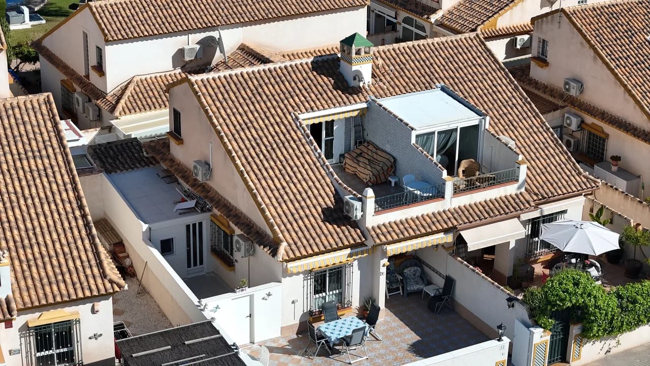 Bungalow de 3 dormitorios en venta en La Zenia, Alicante