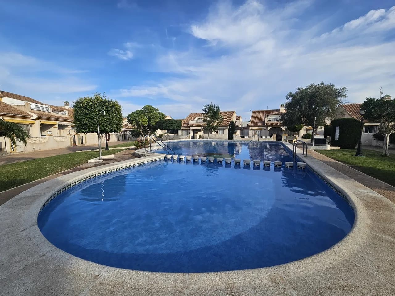 Bungalow de 3 dormitorios en venta en La Zenia, Alicante - Image 2