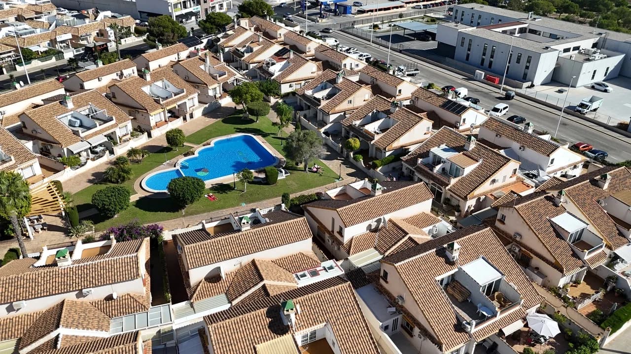 Bungalow de 3 dormitorios en venta en La Zenia, Alicante - Image 3