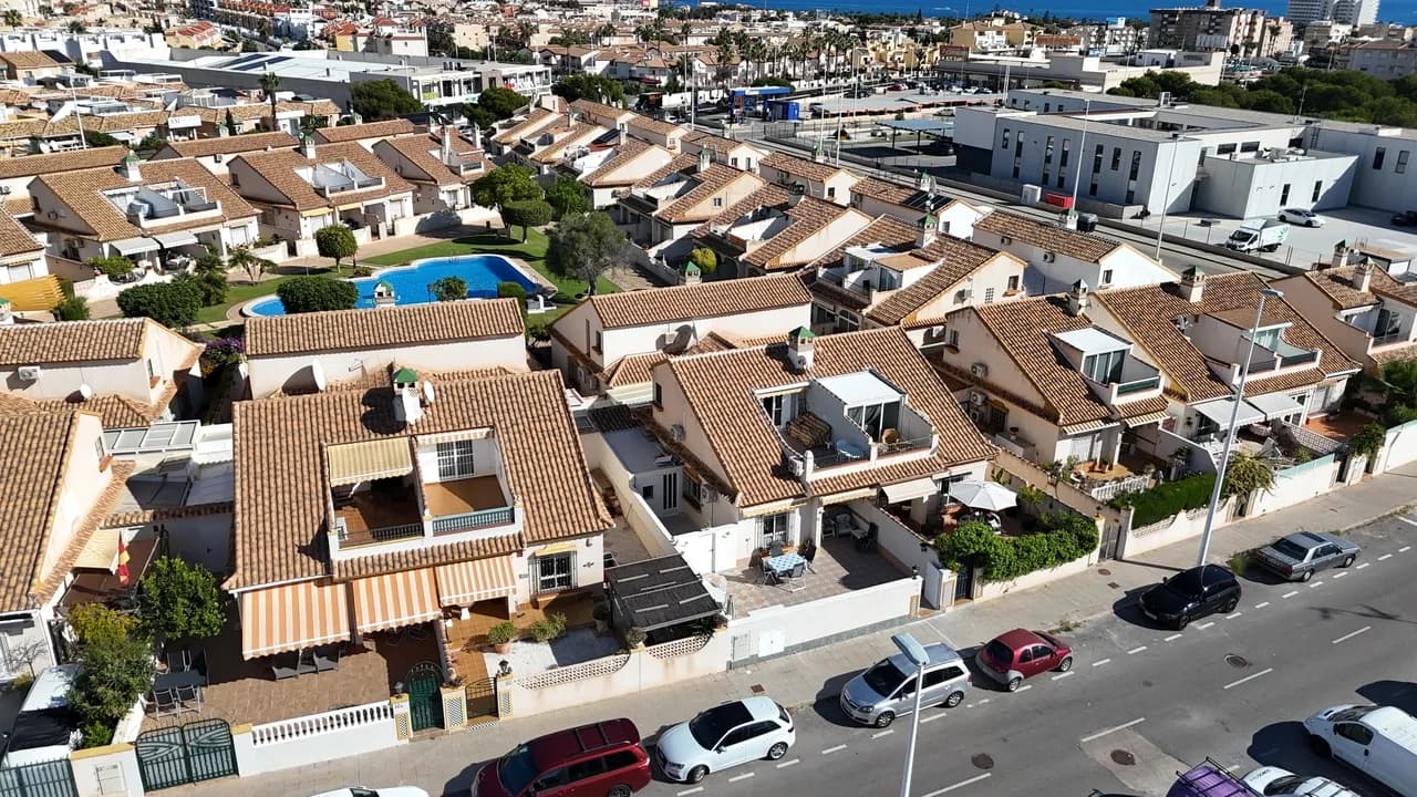 Bungalow de 3 dormitorios en venta en La Zenia, Alicante - Image 4