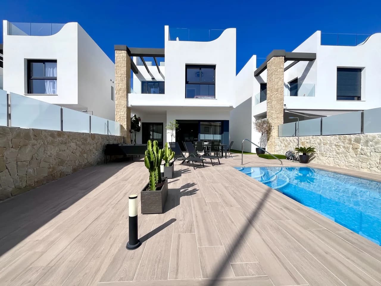 Villa de 4 dormitorios en venta en Punta Prima, Alicante