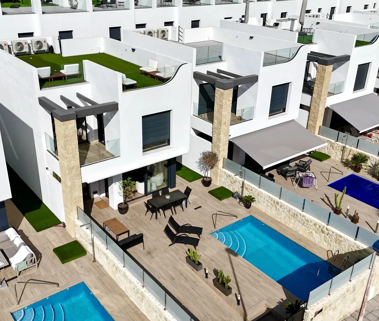 Villa de 4 dormitorios en venta en Punta Prima, Alicante - Image 2