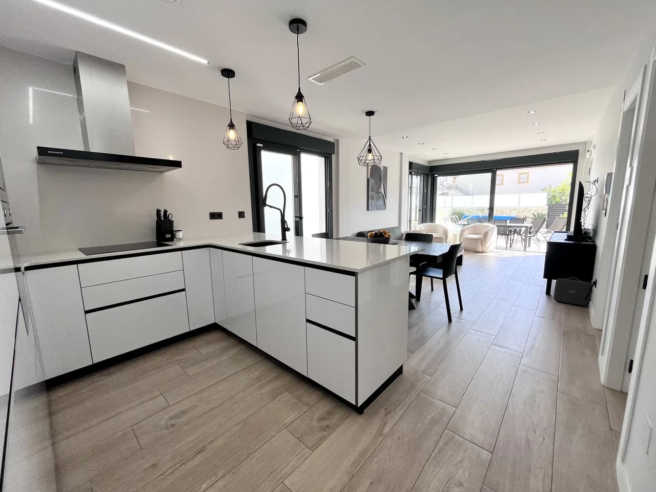 Villa de 4 dormitorios en venta en Punta Prima, Alicante - Image 3