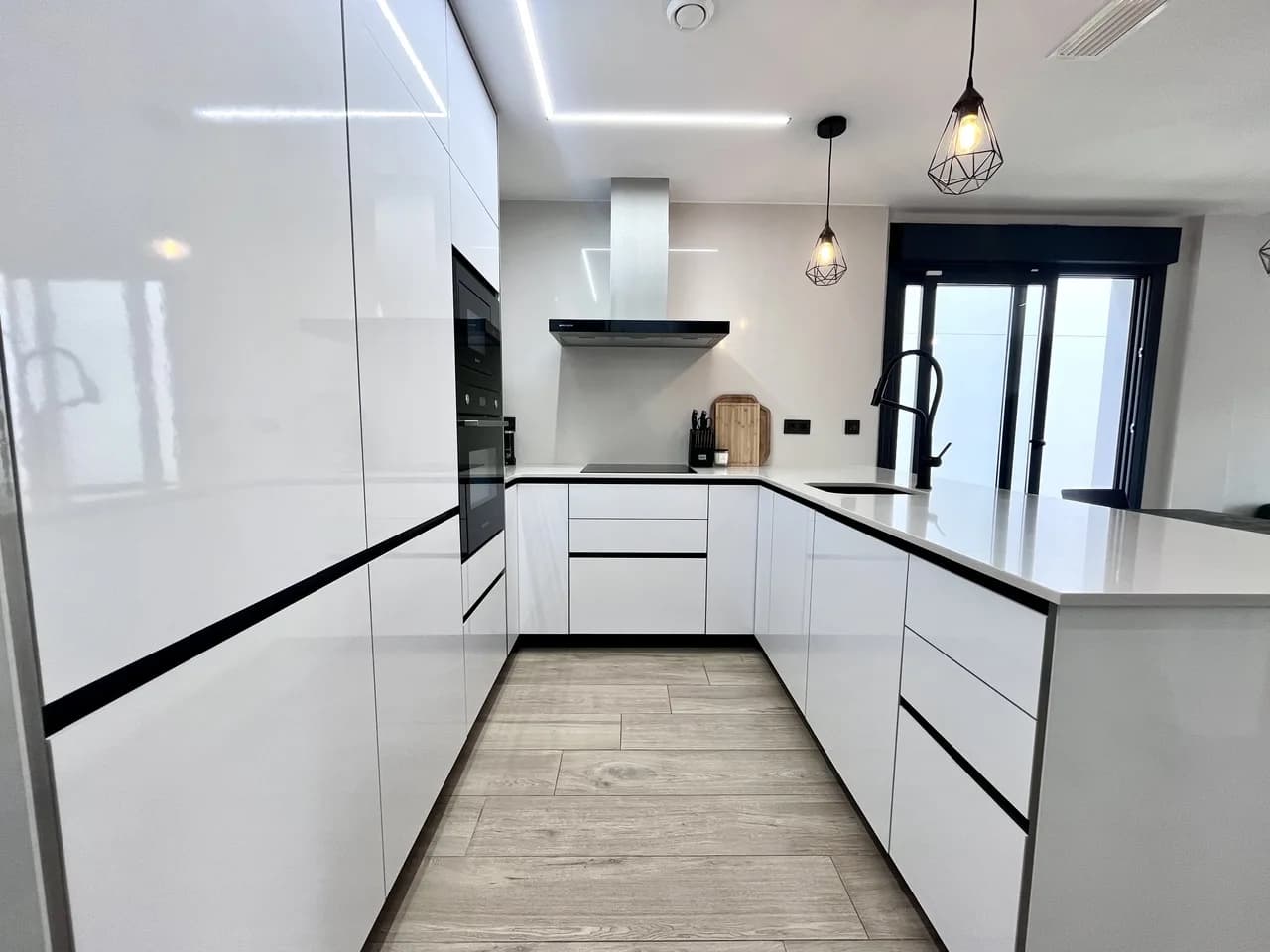 Villa de 4 dormitorios en venta en Punta Prima, Alicante - Image 4