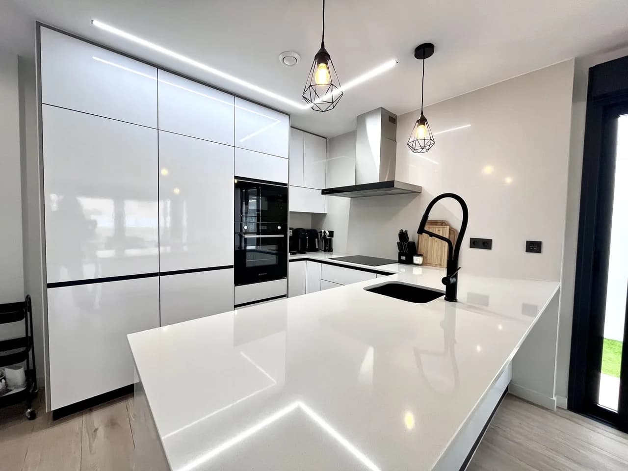 Villa de 4 dormitorios en venta en Punta Prima, Alicante - Image 5