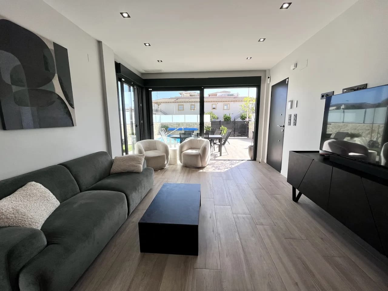 Villa de 4 dormitorios en venta en Punta Prima, Alicante - Image 8
