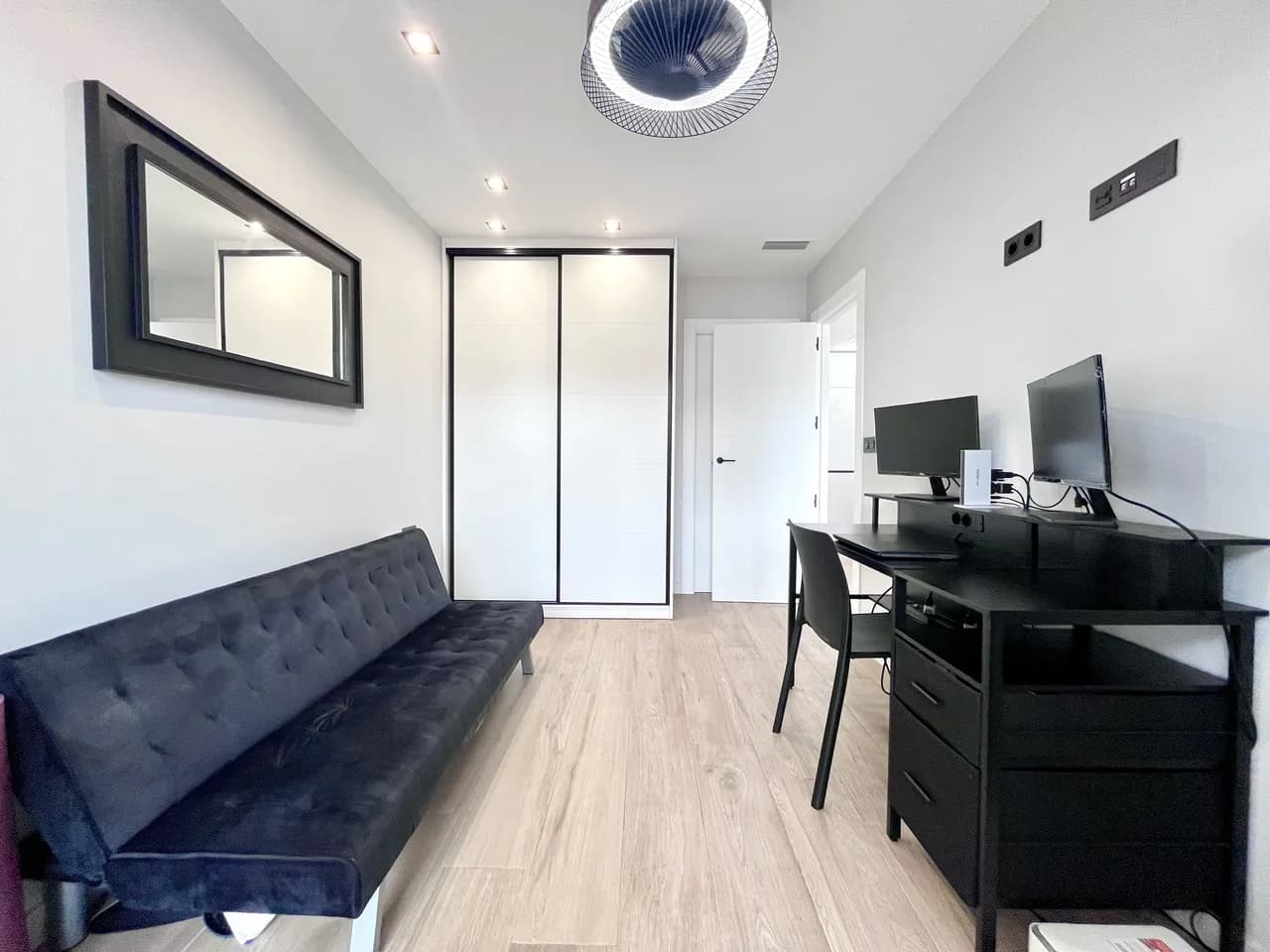 Villa de 4 dormitorios en venta en Punta Prima, Alicante - Image 9