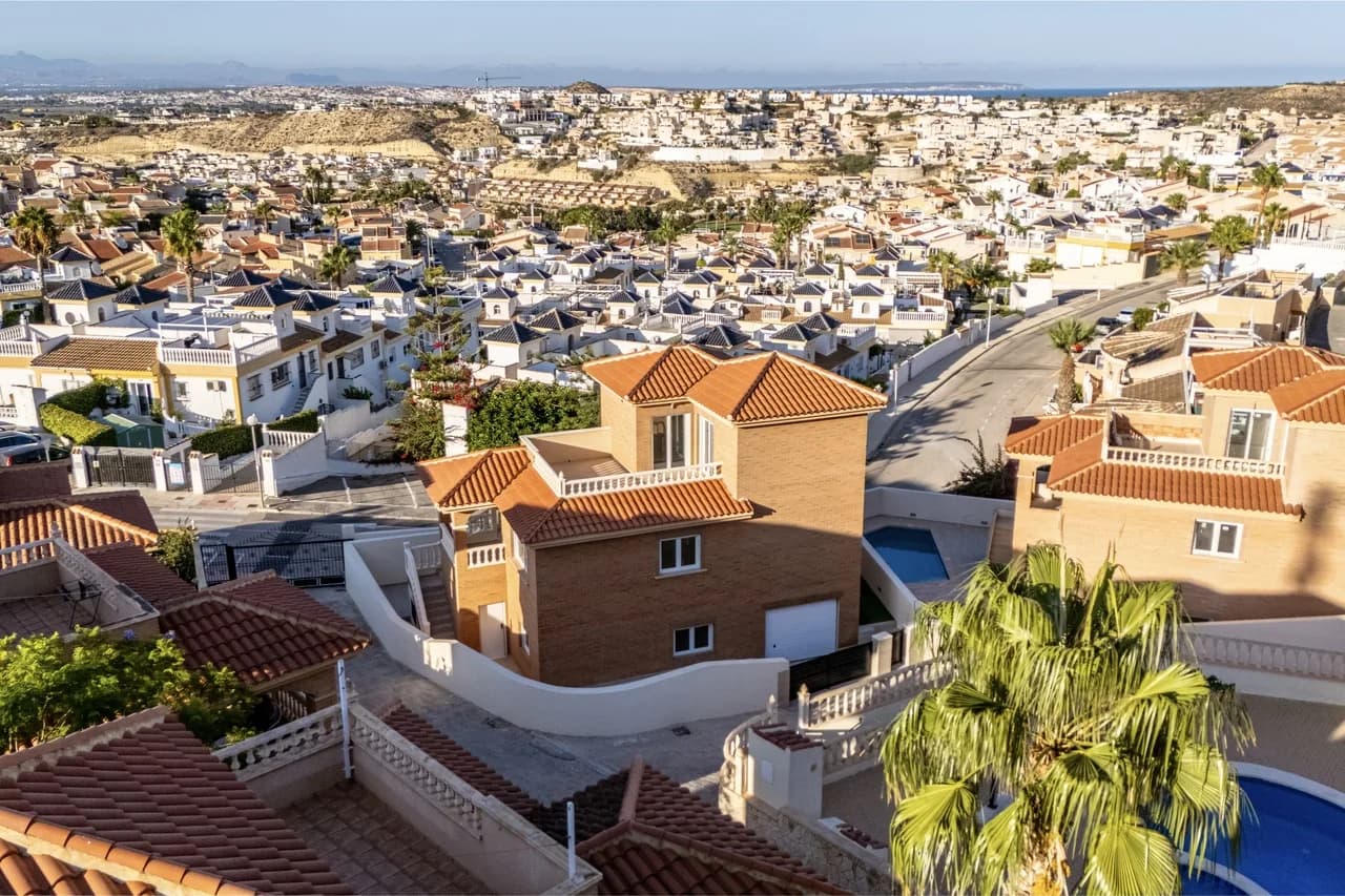 Villa de 4 dormitorios en venta en Cuidad Quesada, Alicante - Image 2