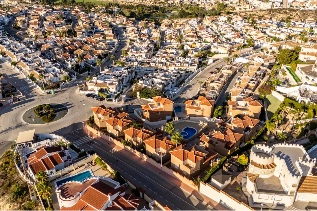 Villa de 4 dormitorios en venta en Cuidad Quesada, Alicante - Image 3
