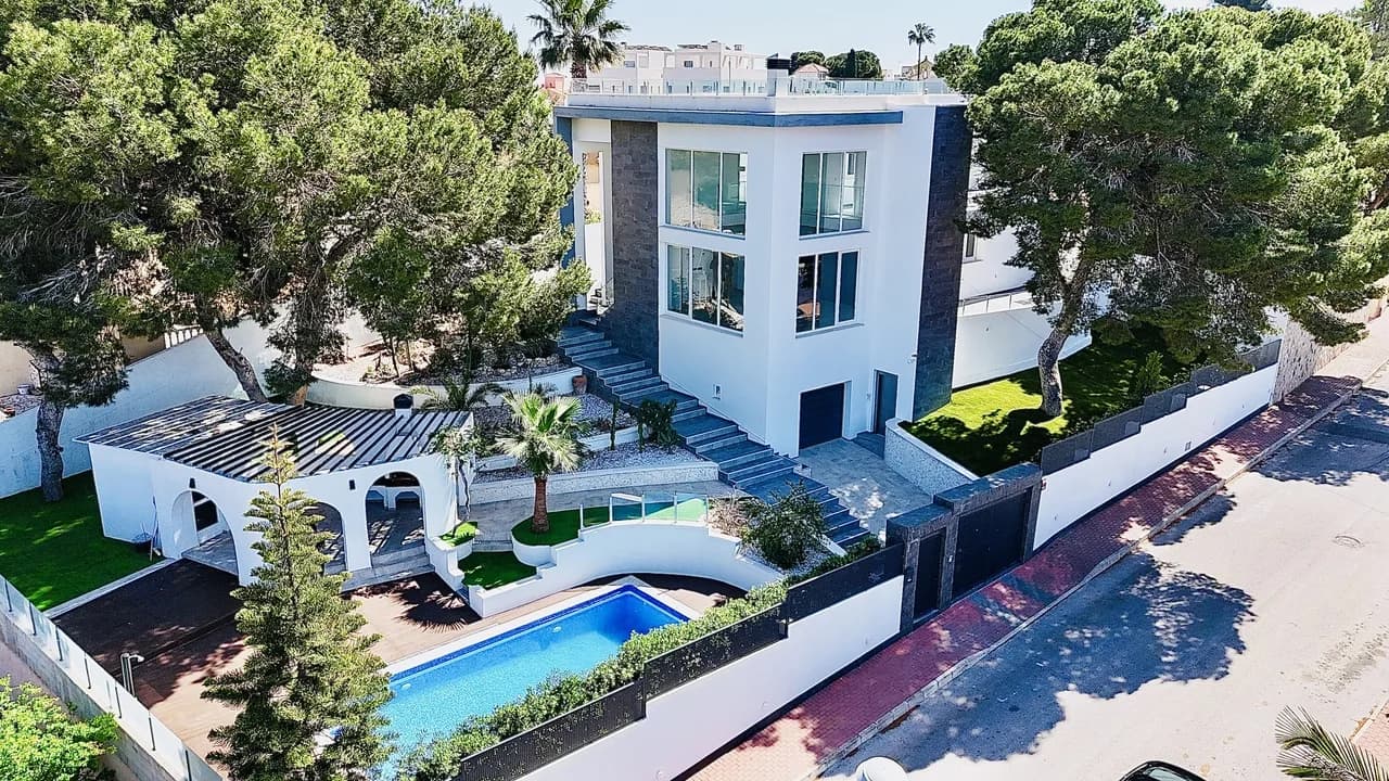 Villa de 6 dormitorios en venta en Los Balcones, Alicante