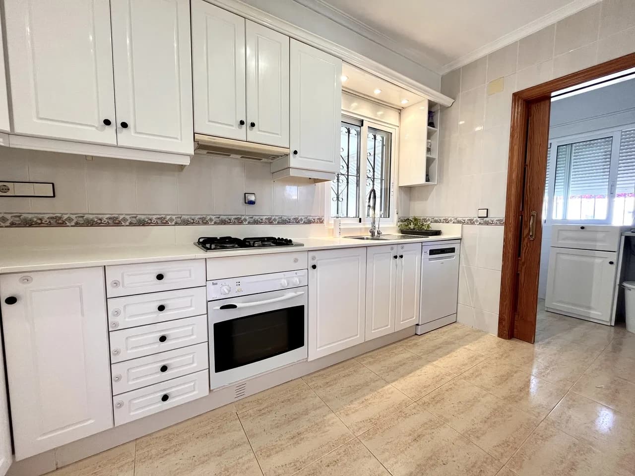 Villa de 5 dormitorios en venta en San Miguel de Salinas, Alicante - Image 9