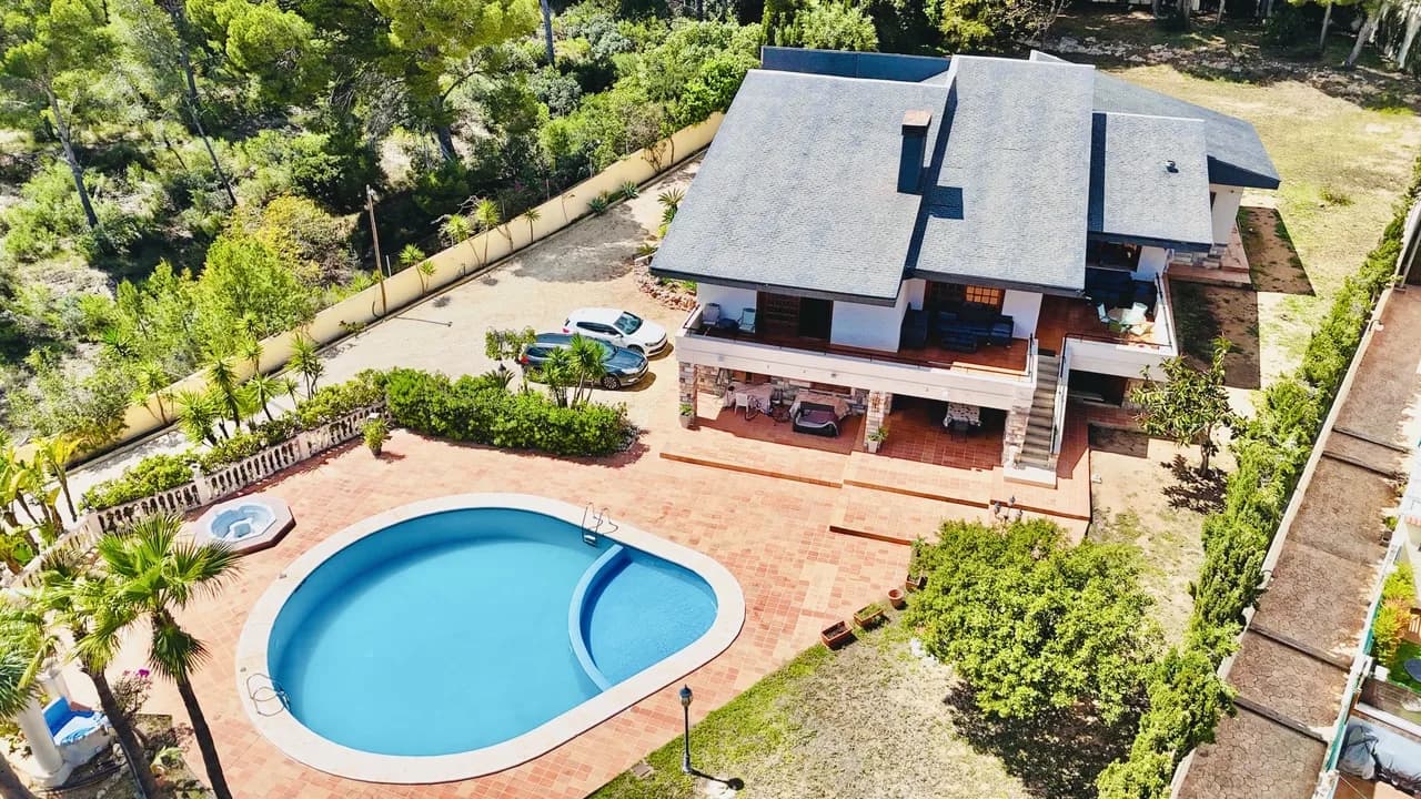 Villa de 4 dormitorios en venta en La Nucia, Alicante