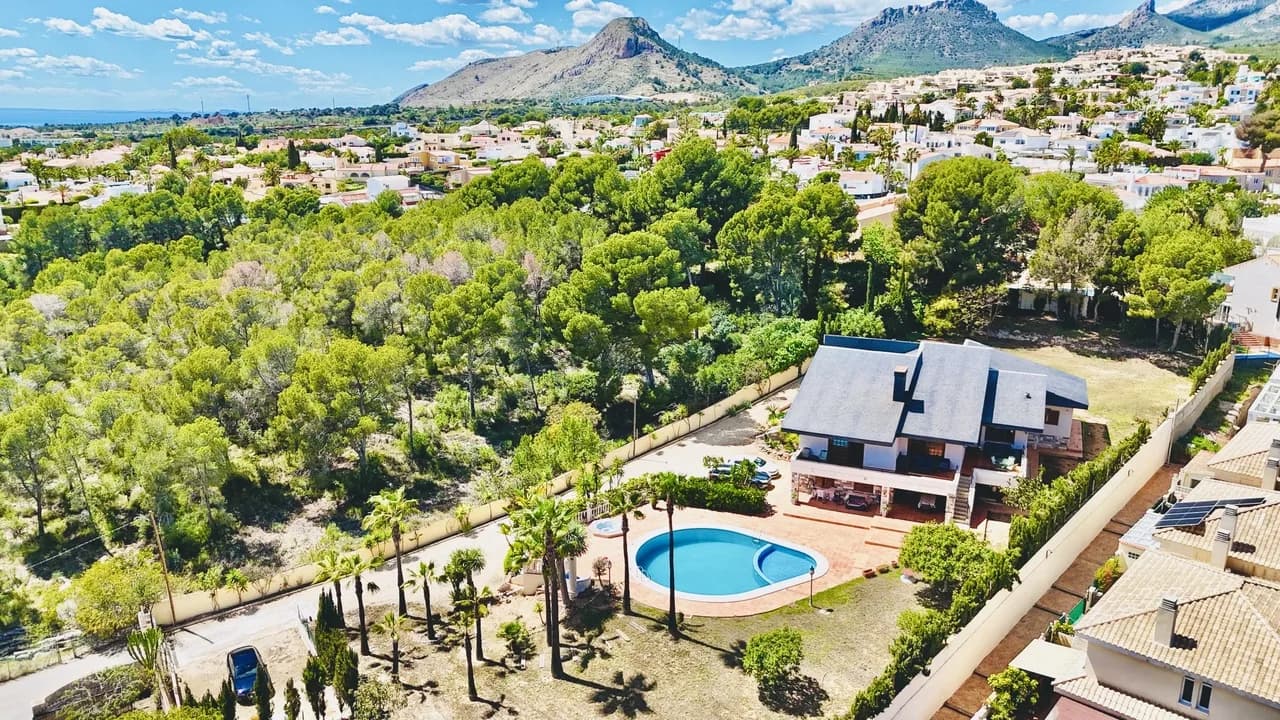 Villa de 4 dormitorios en venta en La Nucia, Alicante - Image 2