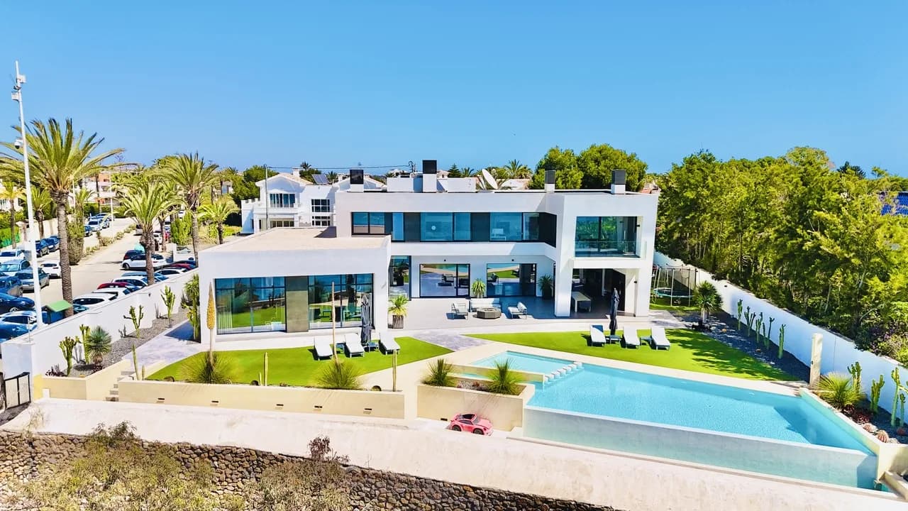 Villa de 5 dormitorios en venta en Cabo Roig, Alicante
