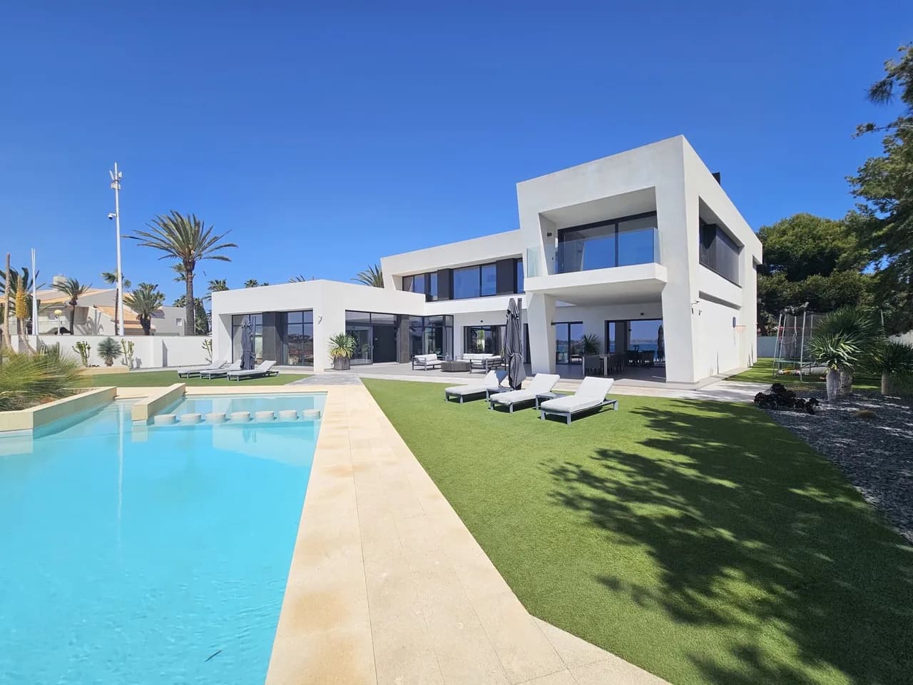 Villa de 5 dormitorios en venta en Cabo Roig, Alicante - Image 2