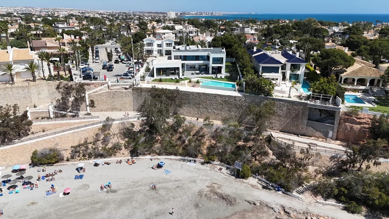 Villa de 5 dormitorios en venta en Cabo Roig, Alicante - Image 4