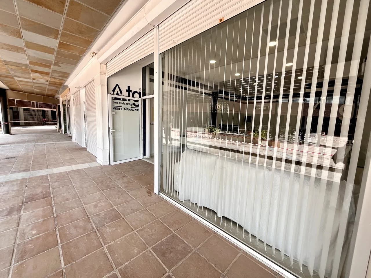 Commercial en venta en Playa Flamenca, Alicante - Image 2