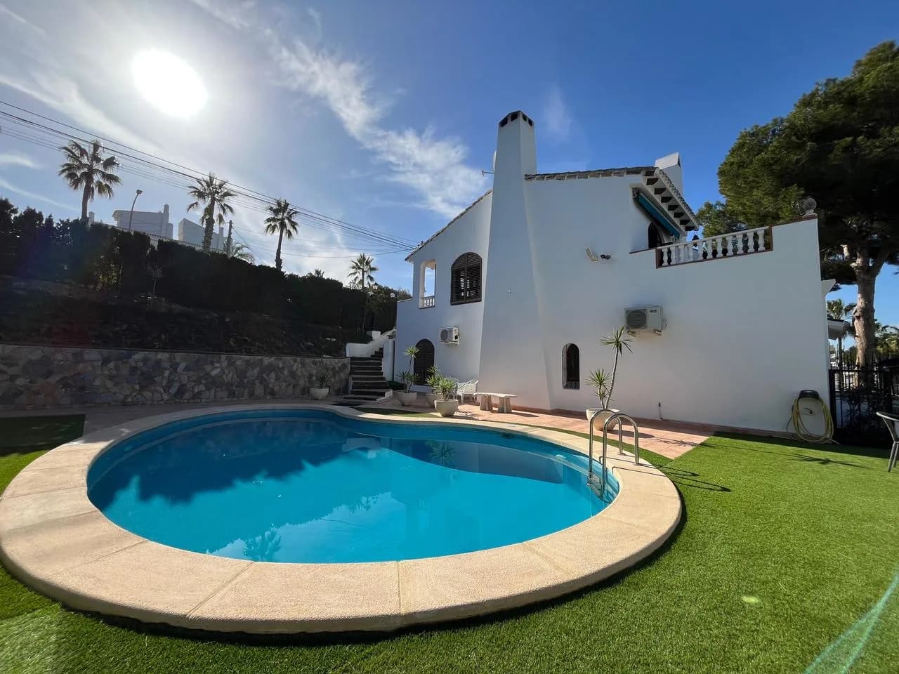 Villa de 4 dormitorios en venta en Villamartin, Alicante