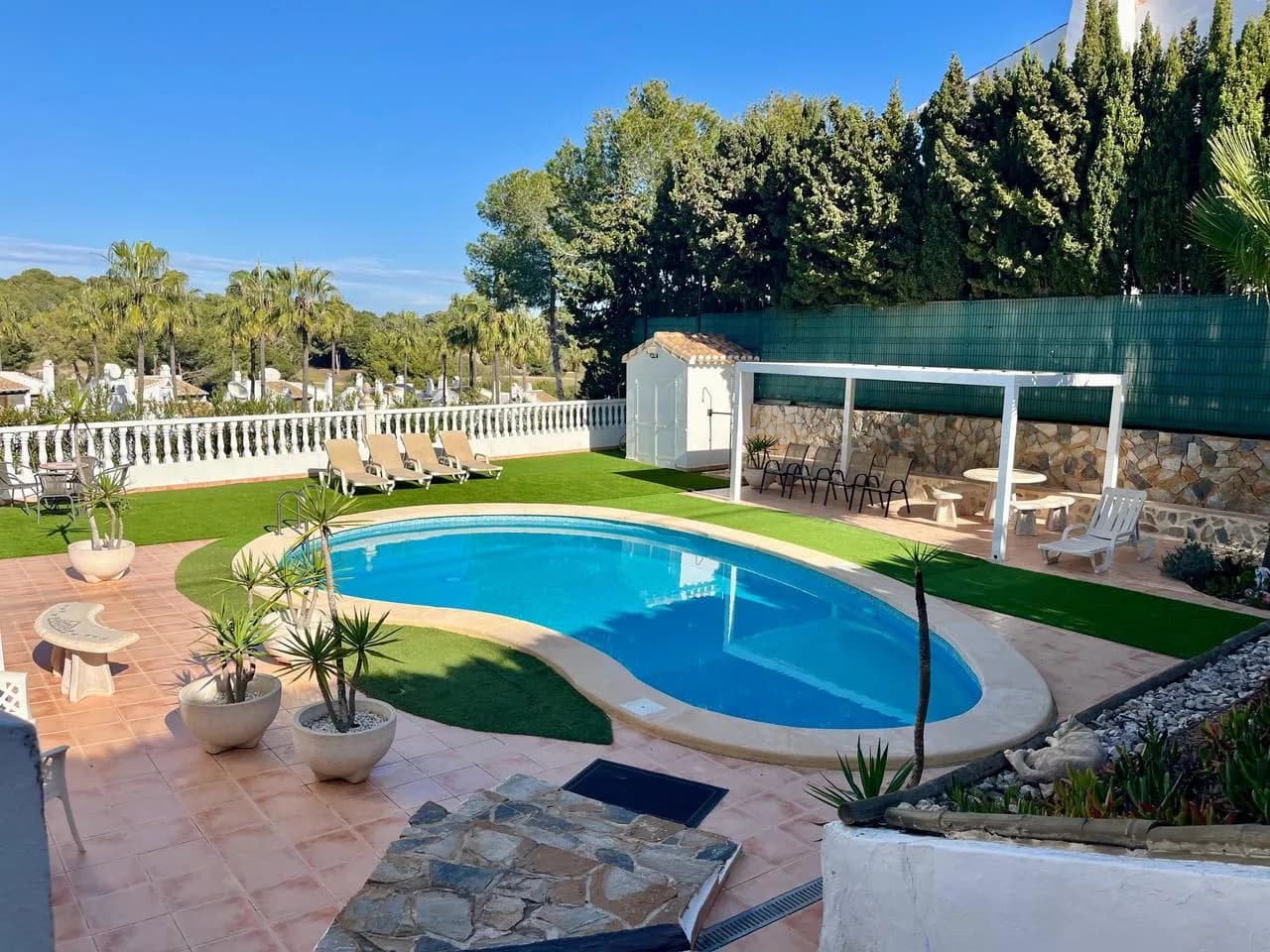 Villa de 4 dormitorios en venta en Villamartin, Alicante - Image 2