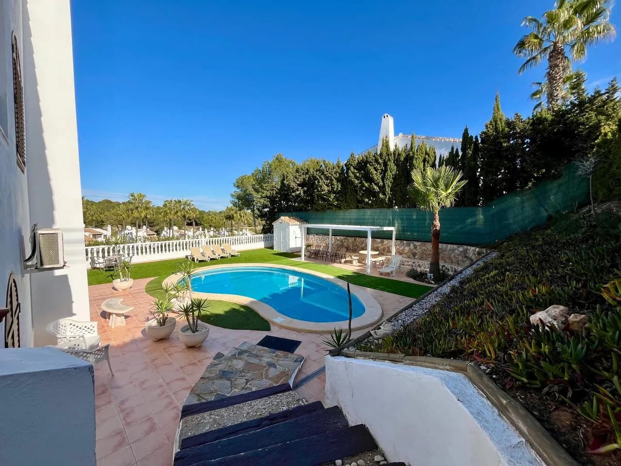 Villa de 4 dormitorios en venta en Villamartin, Alicante - Image 3