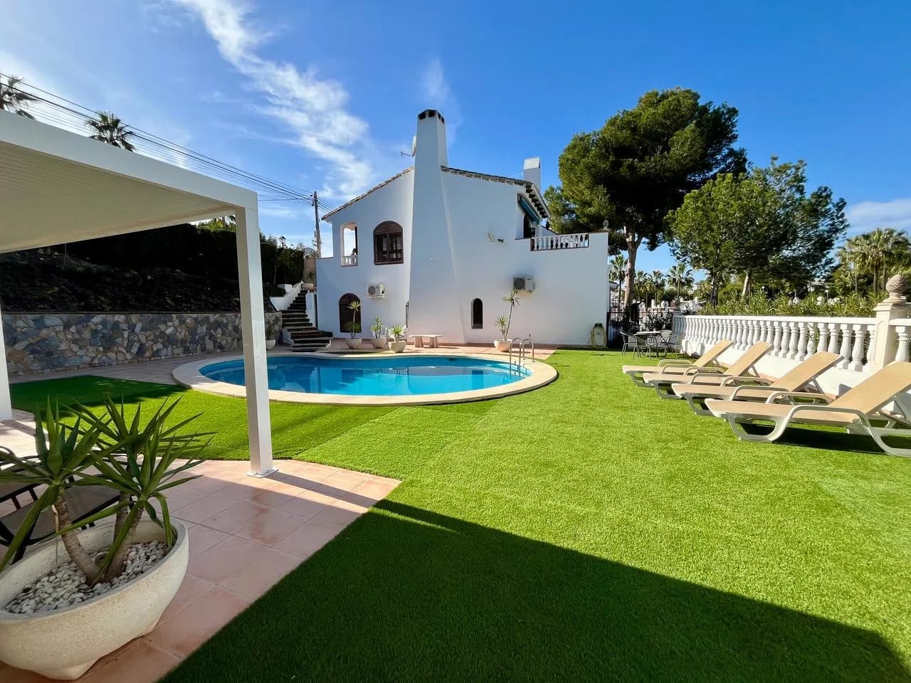 Villa de 4 dormitorios en venta en Villamartin, Alicante - Image 4