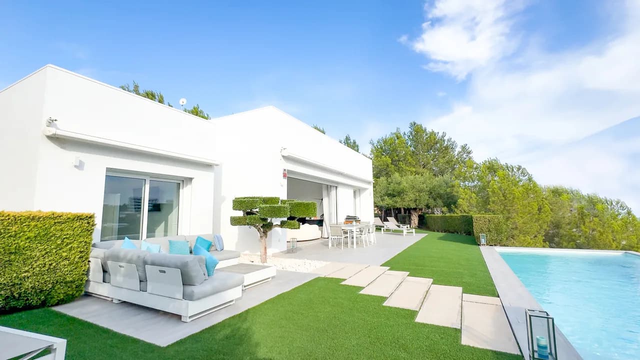 Villa de 3 dormitorios en venta en Las Colinas Golf Resort, Alicante