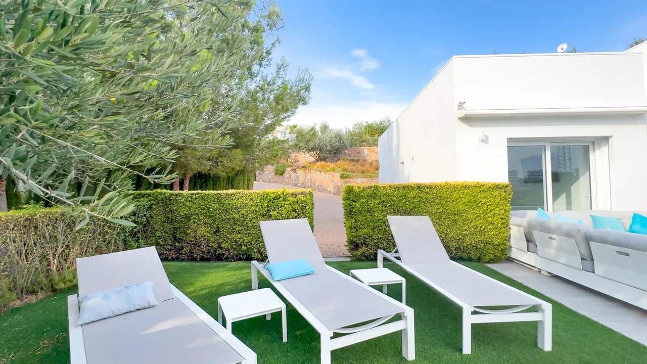 Villa de 3 dormitorios en venta en Las Colinas Golf Resort, Alicante - Image 2