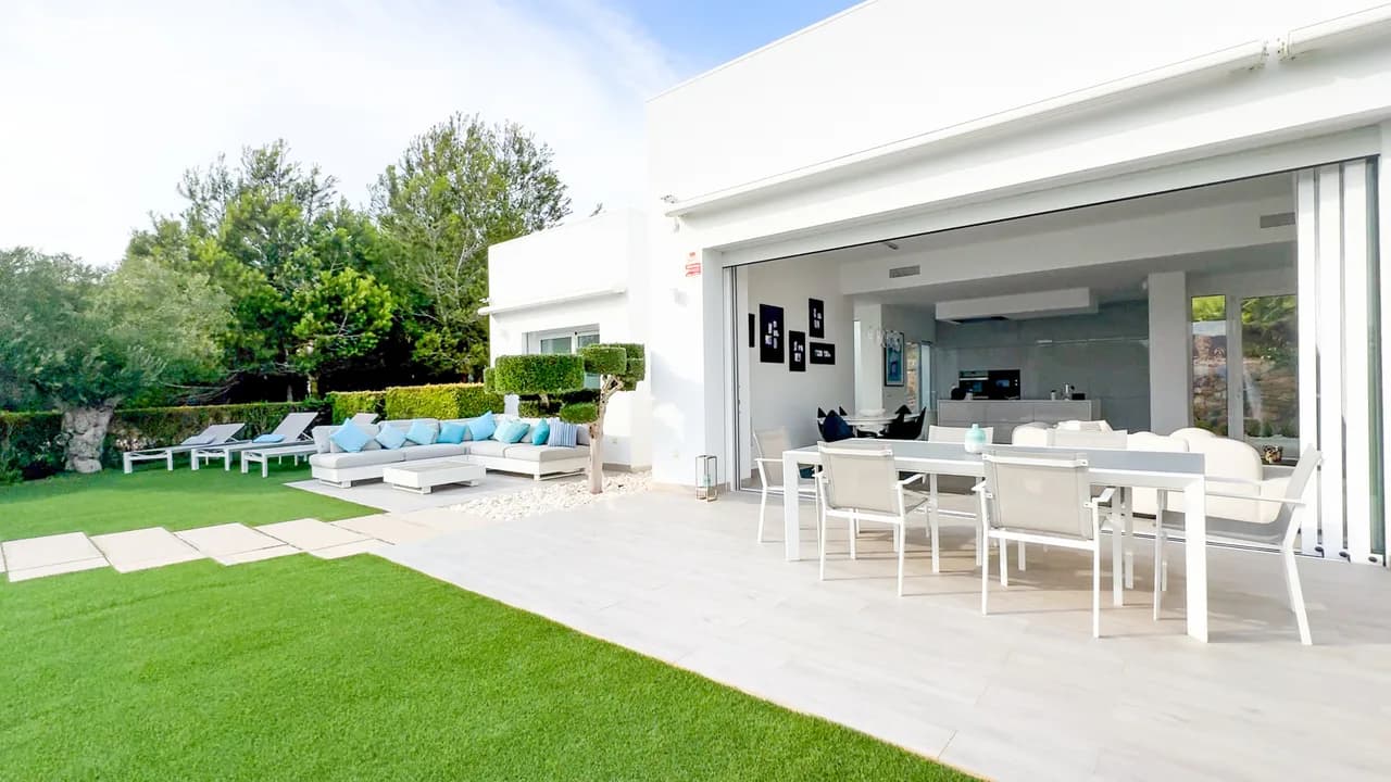 Villa de 3 dormitorios en venta en Las Colinas Golf Resort, Alicante - Image 3