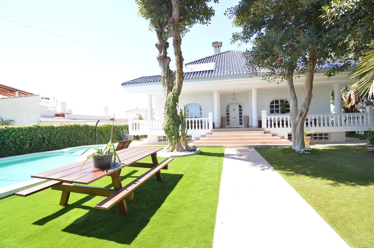 Villa de 4 dormitorios en venta en Torrevieja, Alicante - Image 2