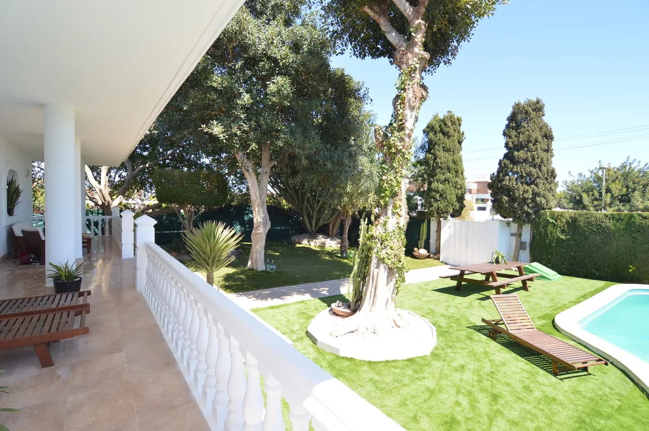 Villa de 4 dormitorios en venta en Torrevieja, Alicante - Image 3