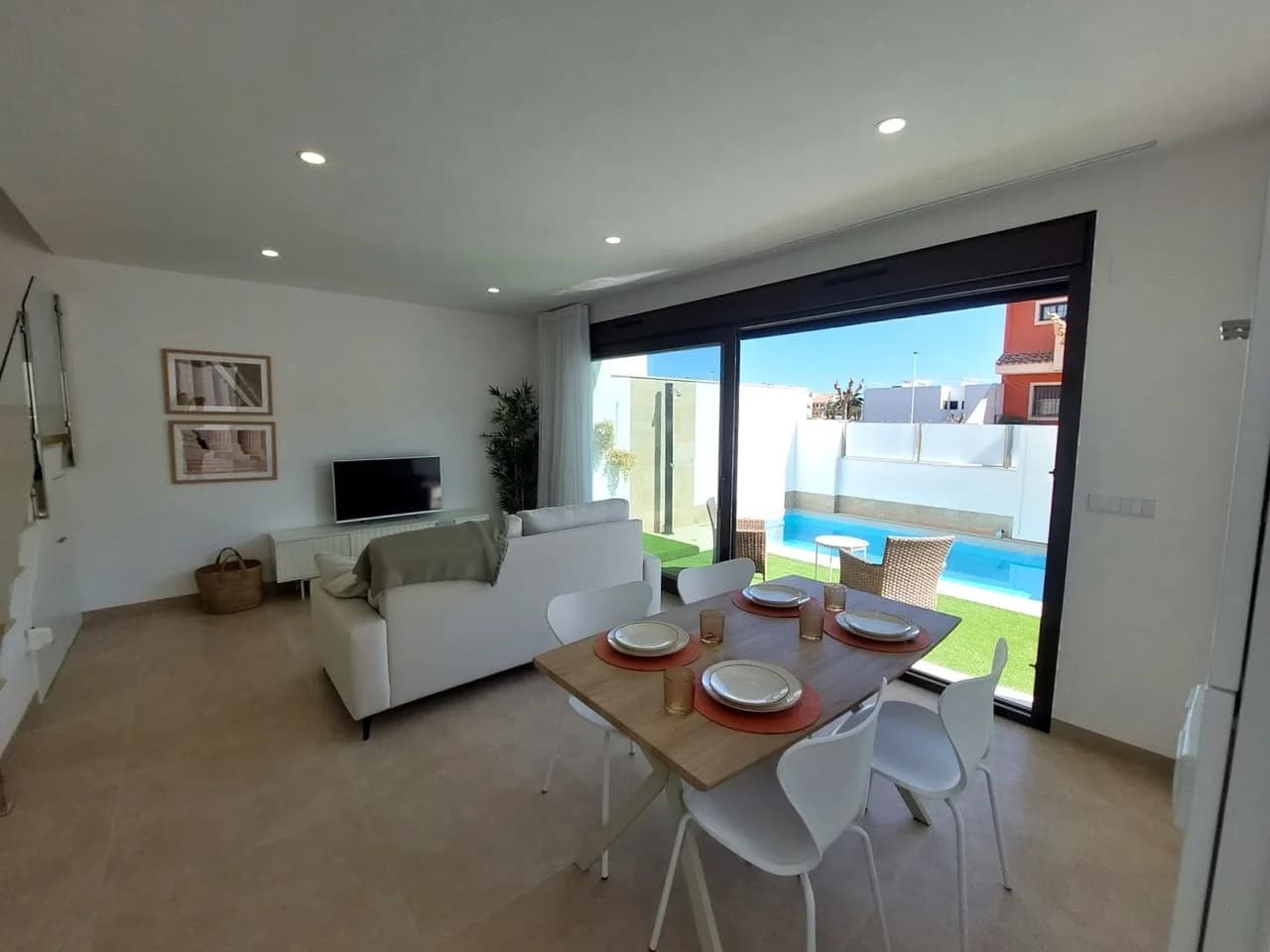 Villa de 3 dormitorios en venta en San Pedro del Pinatar, Murcia - Image 2