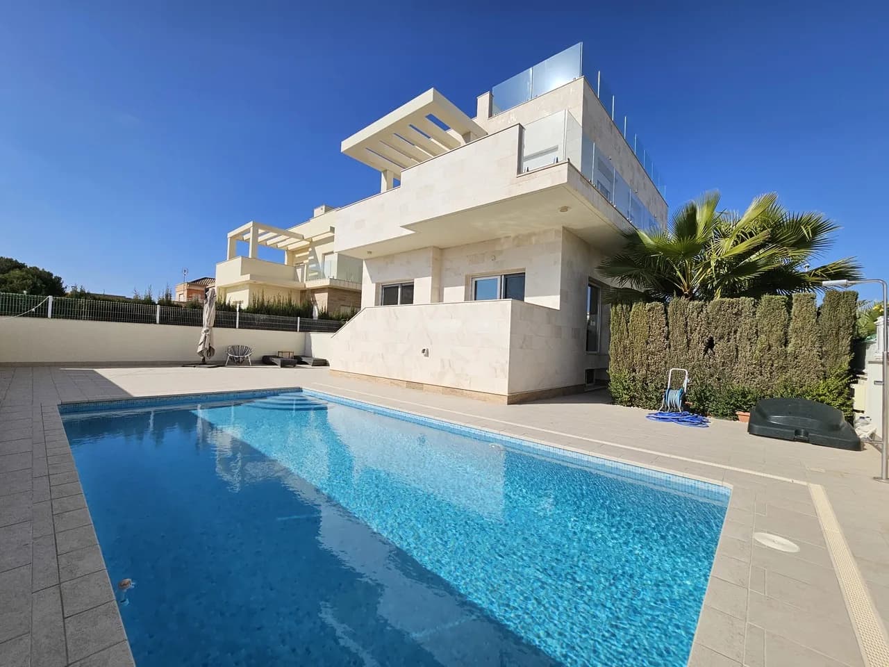 Villa de 5 dormitorios en venta en La Zenia, Alicante