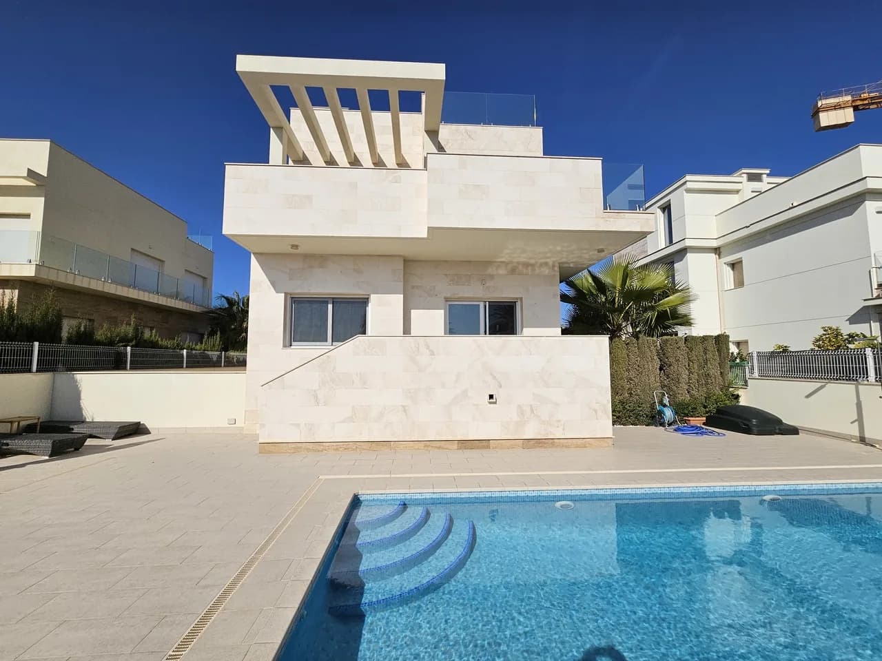 Villa de 5 dormitorios en venta en La Zenia, Alicante - Image 2