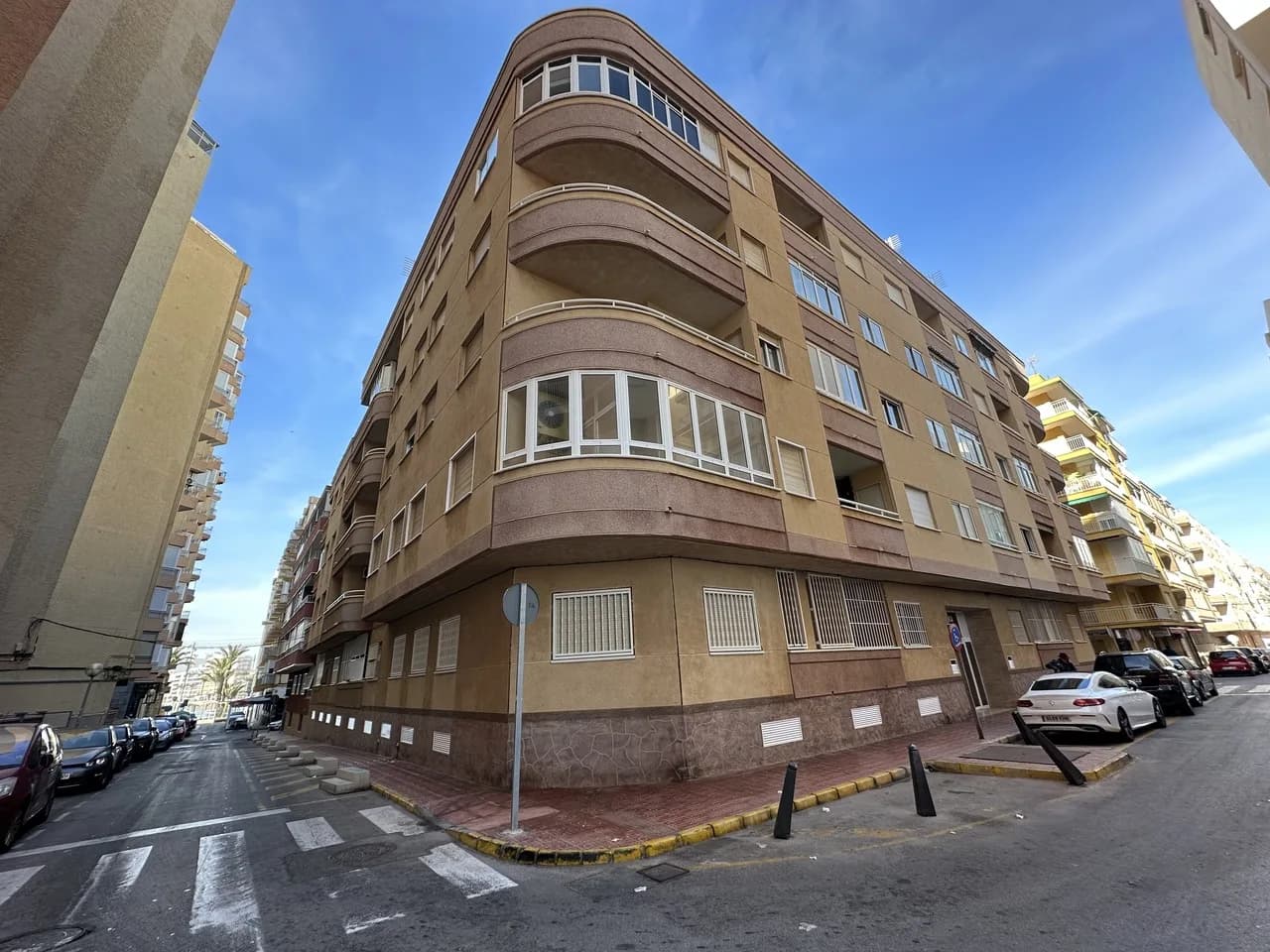 Apartment de 2 dormitorios en venta en Torrevieja, Alicante - Image 2