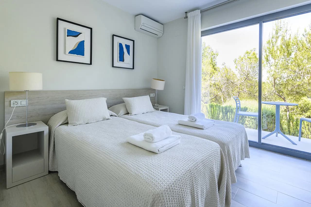 Villa de 3 dormitorios en venta en Las Colinas Golf Resort, Alicante - Image 2