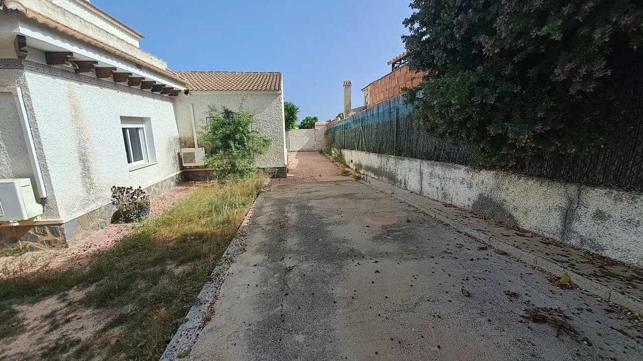 Villa de 5 dormitorios en venta en Villamartin, Alicante - Image 2
