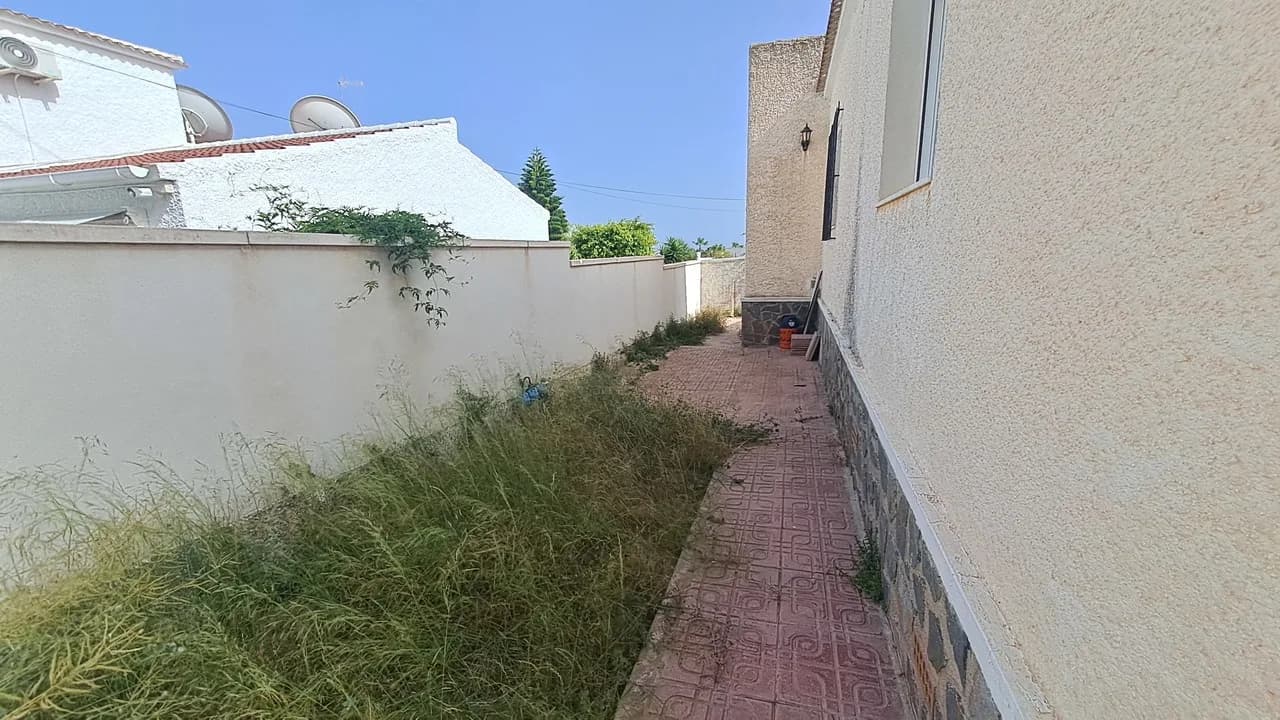 Villa de 5 dormitorios en venta en Villamartin, Alicante - Image 5