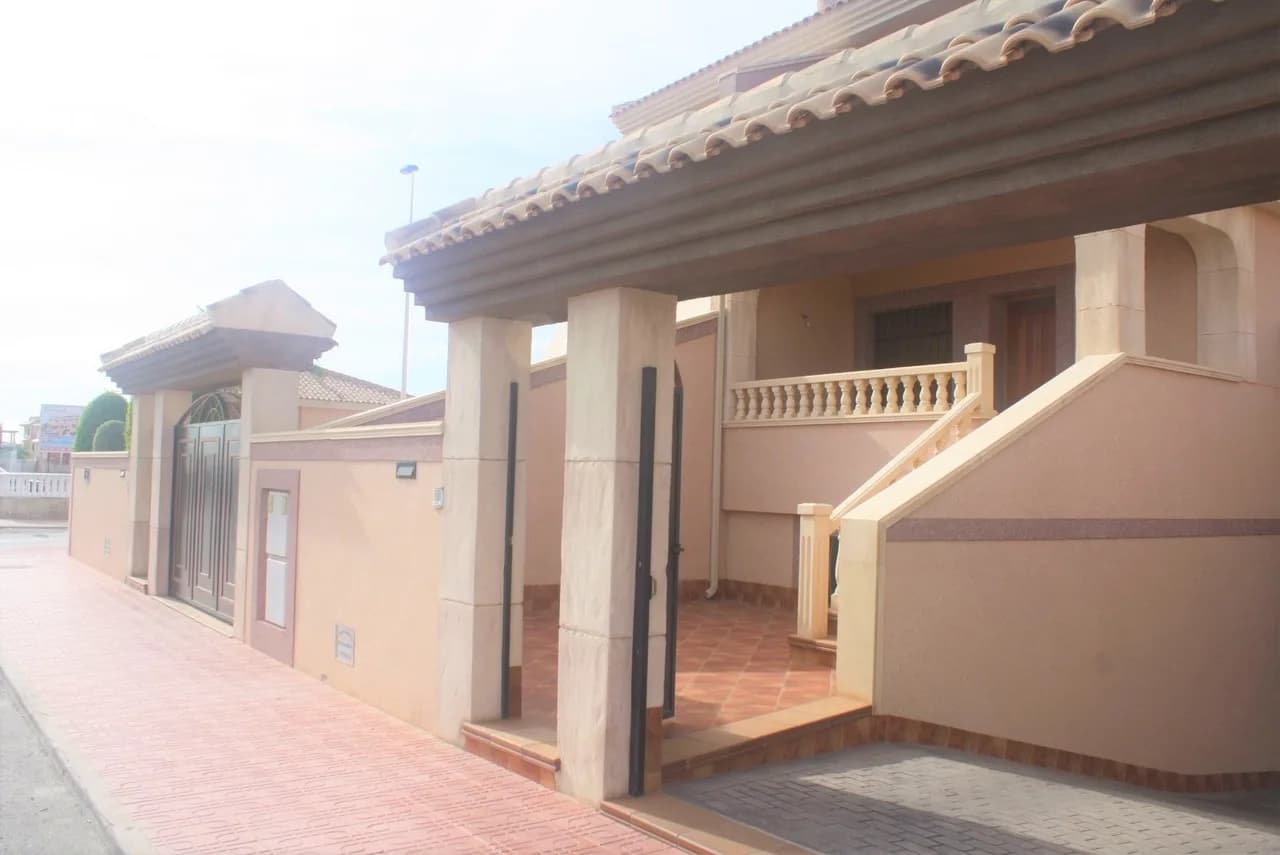 Townhouse de 3 dormitorios en venta en Los Altos, Alicante