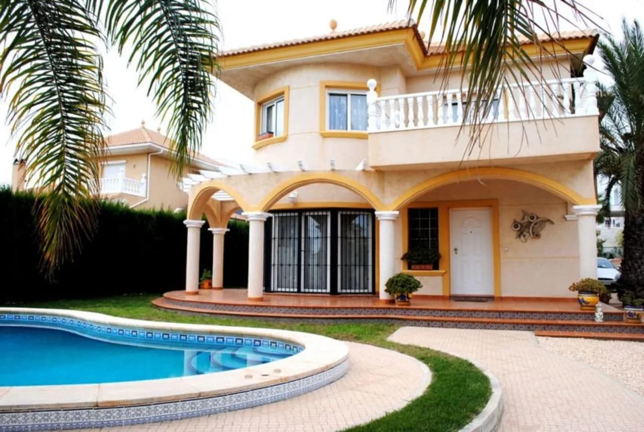 Villa de 3 dormitorios en venta en La Zenia, Alicante