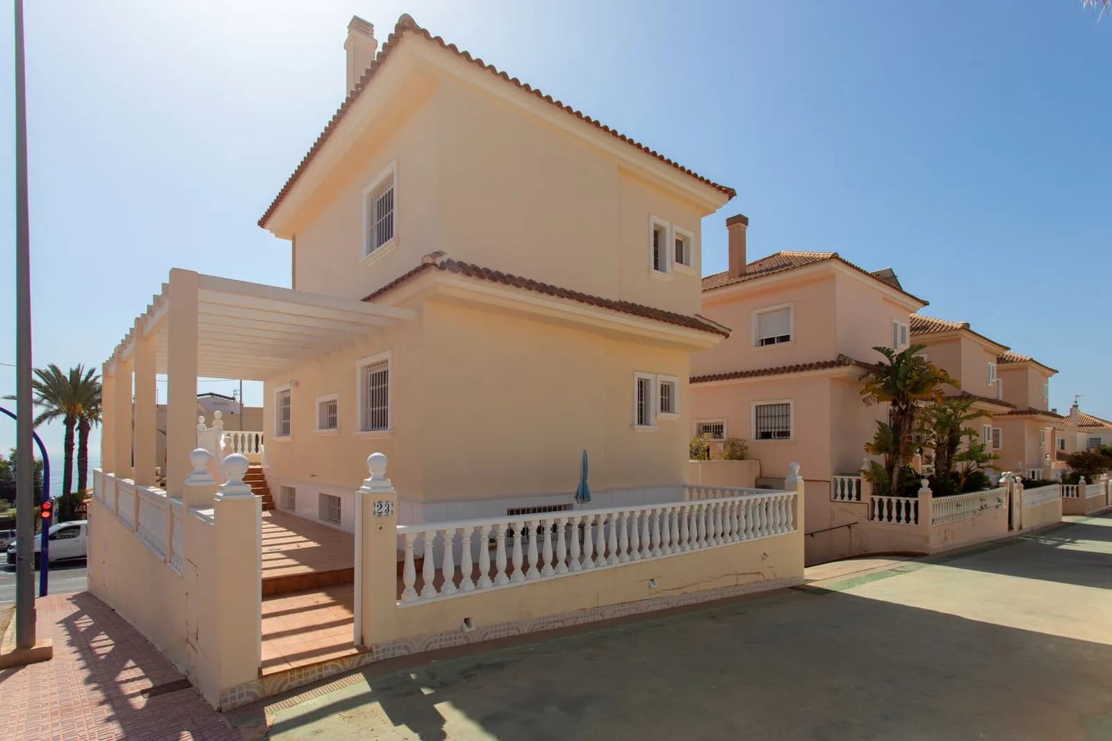Villa de 4 dormitorios en venta en Torrevieja, Costa Blanca - Image 2
