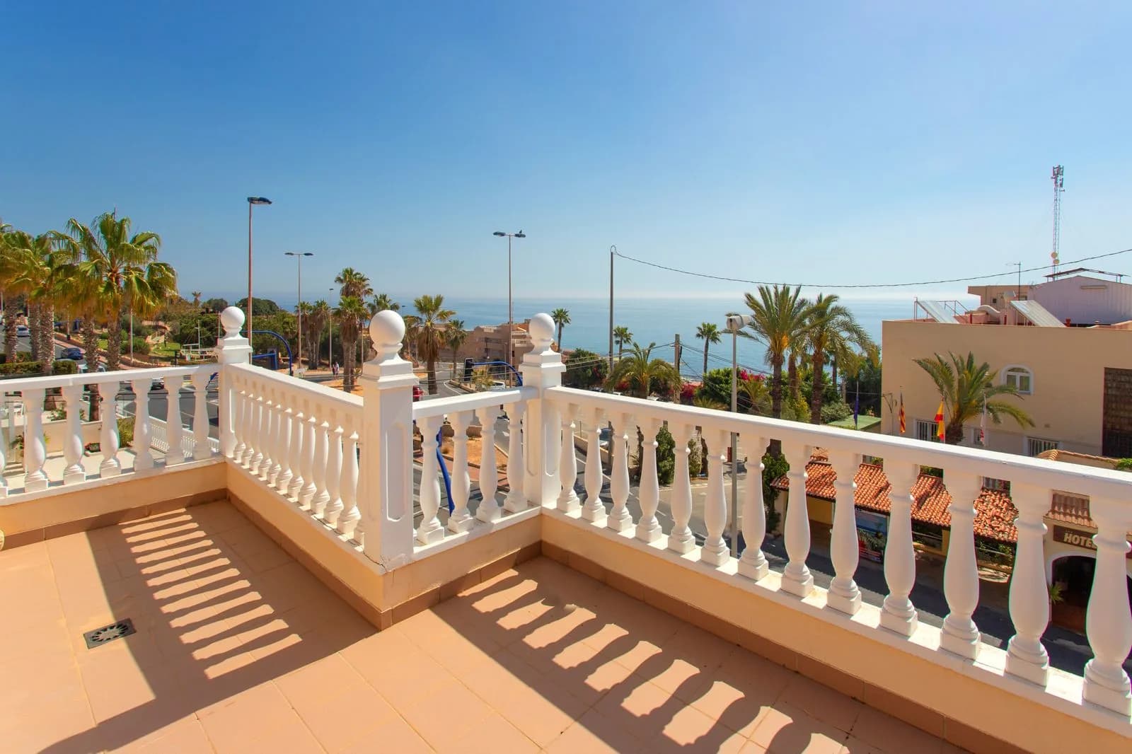 Villa de 4 dormitorios en venta en Torrevieja, Costa Blanca - Image 4