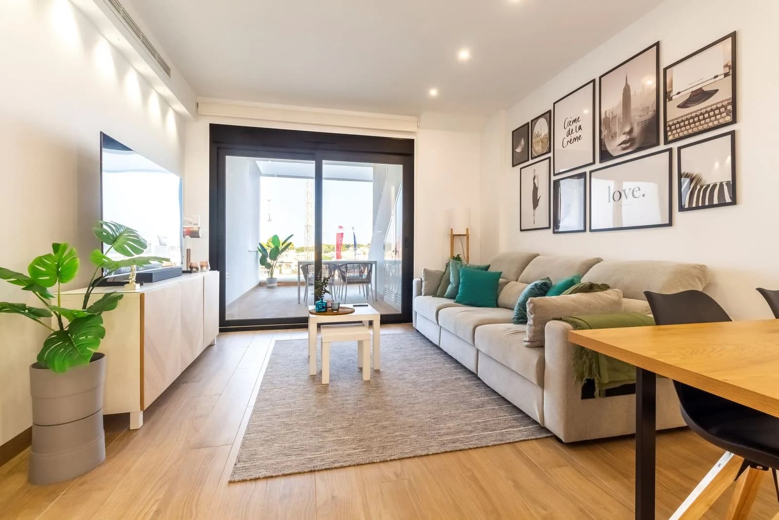 Apartment de 2 dormitorios en venta en Los Balcones, Costa Blanca - Image 2