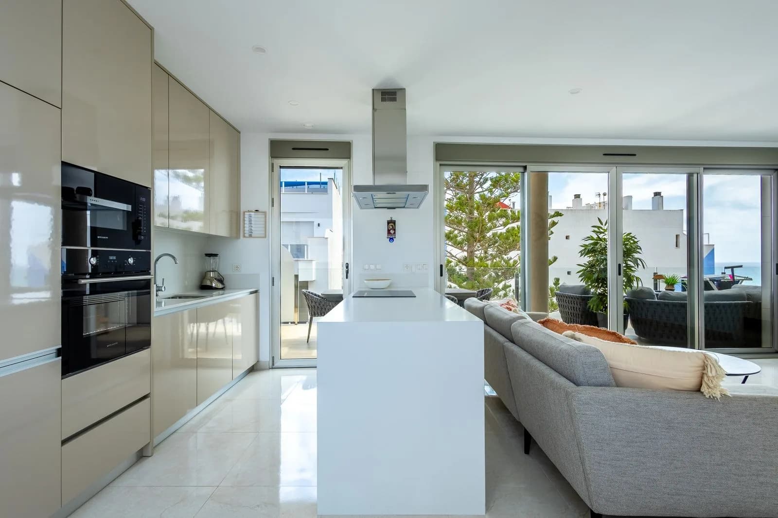 Apartment de 4 dormitorios en venta en Torrevieja, Costa Blanca - Image 5