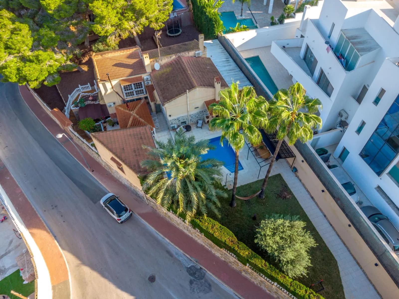Villa de 4 dormitorios en venta en Torrevieja, Alicante - Image 4