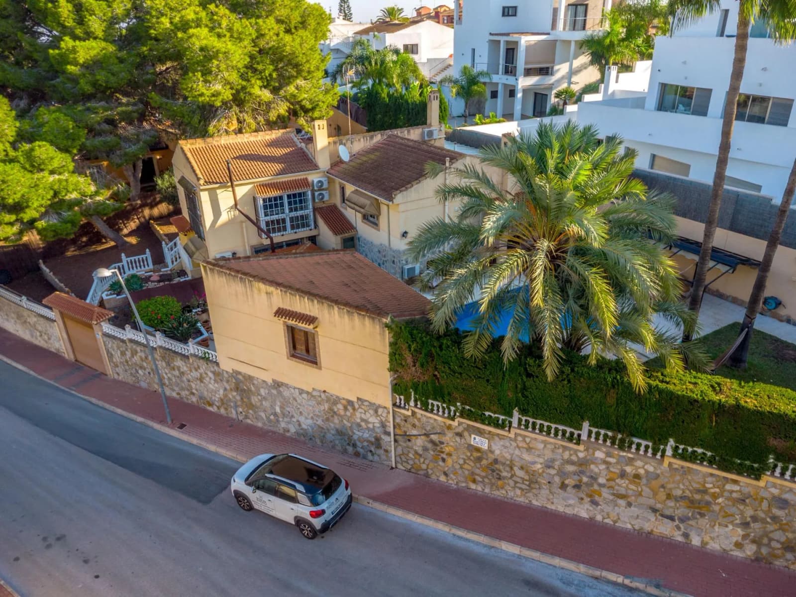 Villa de 4 dormitorios en venta en Torrevieja, Alicante - Image 5