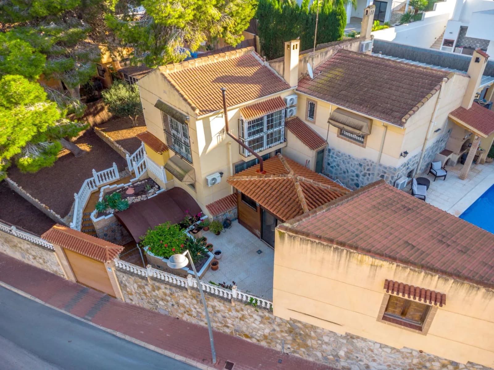Villa de 4 dormitorios en venta en Torrevieja, Alicante - Image 6