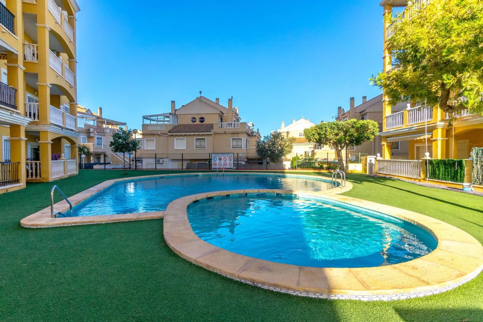 Villa de 2 dormitorios en venta en Torrevieja, Alicante - Image 3