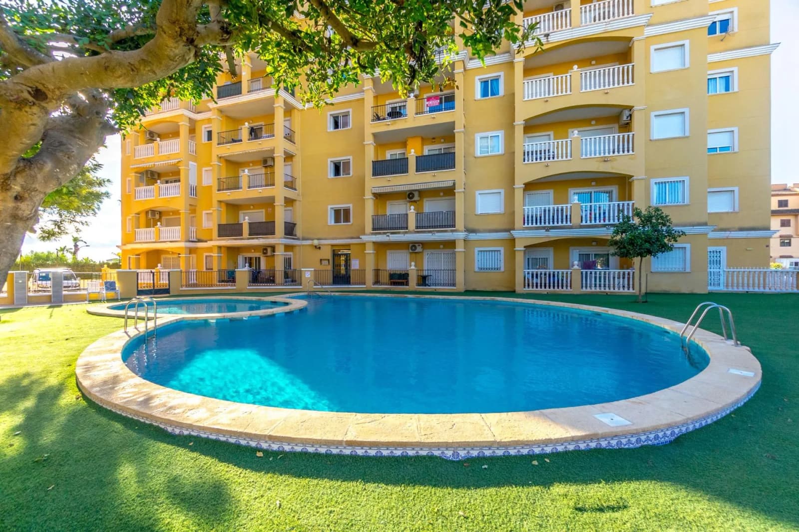 Villa de 2 dormitorios en venta en Torrevieja, Alicante - Image 4